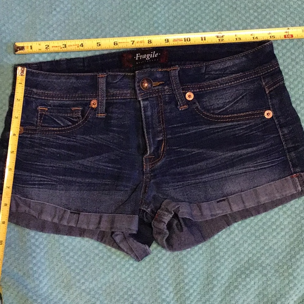 Fragile stretch denim stitched cuffs.shorts